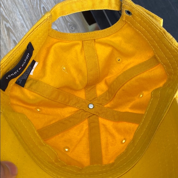 Yellow/Gold Men’s Tommy Hilfiger hat - Picture 4 of 5